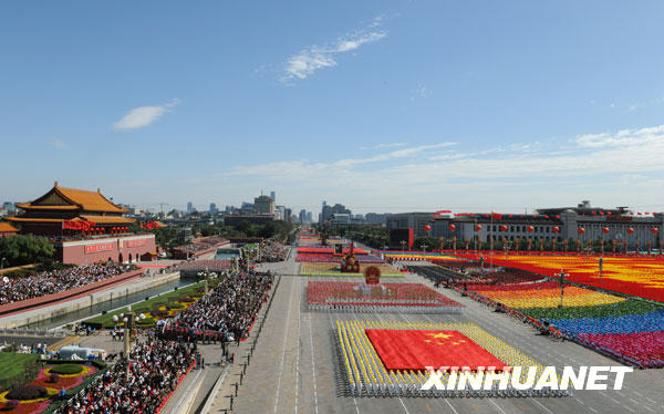 这是“国旗”方阵、“国徽”和“国庆、年号”方阵通过天安门广场。
